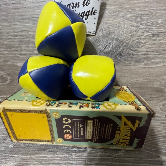 Zoltar’s Arcade Juggling Balls - Picture 4 of 7